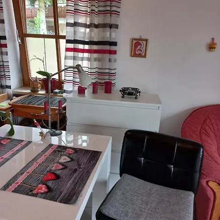 Apartment Weiss-rot-schwarz *